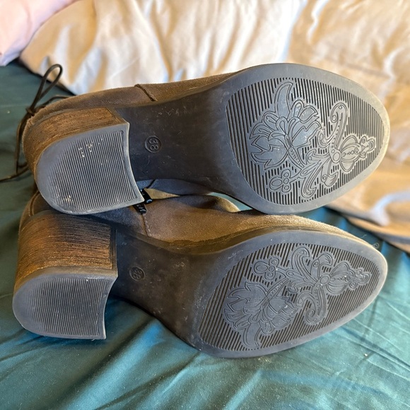 Bos. & Co. Barlow Women’s 38 Grey Suede Slouch Ankle Block Heel Bootie Side Zip - Picture 9 of 10